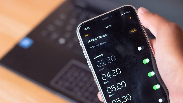 Bug alarm iPhone tak berbunyi masih berlanjut hingga Agustus 2025. Berikut langkah perbaikan mulai dari pengaturan dasar hingga reset penuh perangkat.
