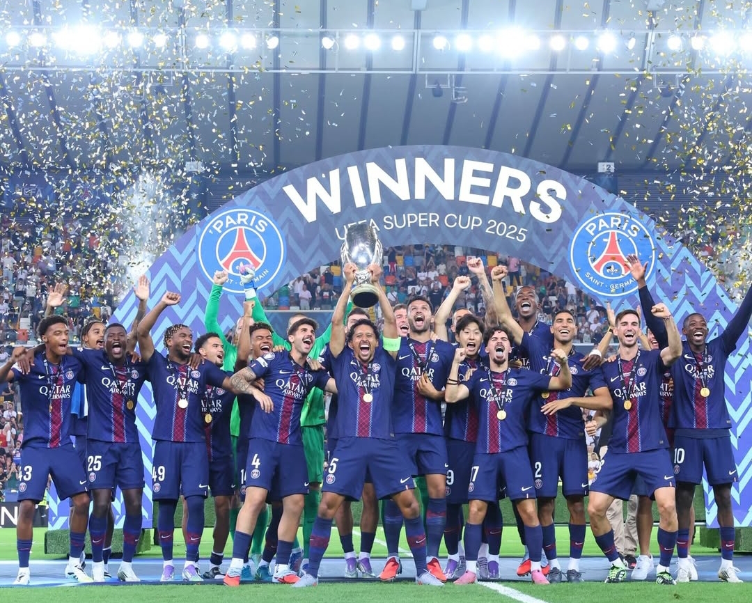 Pemain Paris Saint-Germain (PSG) mengangkat trofi Piala Super Eropa 2025 setelah mengalahkan Tottenham Hotspur lewat adu penalti 4-3 dalam laga final, Kamis (14/8/2025). (Foto: IG PSG)