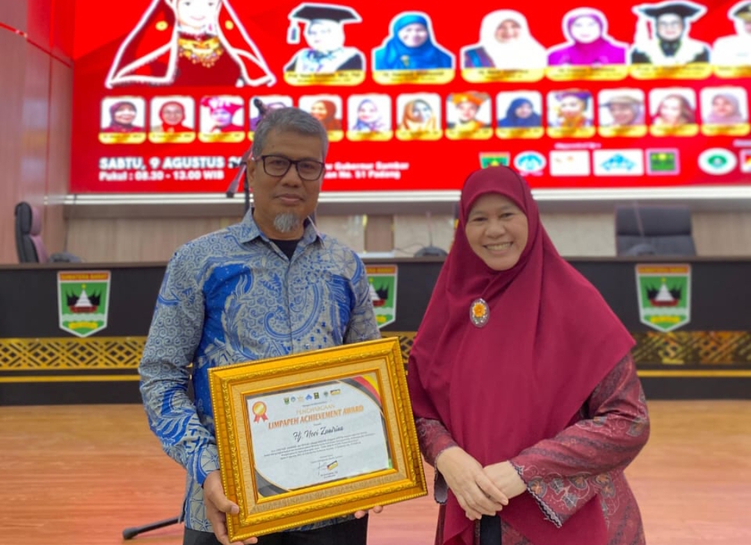 Penghargaan diserahkan kepada Nevi Zuairina yang diwakili Tenaga Ahlinya pada acara &ldquo;Puisi Merah Putih; Padusi Baca Puisi&rdquo; di Aula Kantor Gubernur Sumatera Barat, Sabtu (9/8/2025). (Foto: IST)