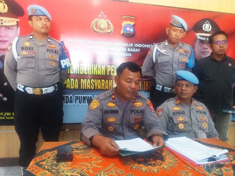 BERI PENJELASAN: Wakapolres Pariaman Kompol Jon Hendri memastikan pihaknya menangani dua laporan terkait dugaan pelecehan terhadap anak anggota polisi dan tindakan emosional pelapor.