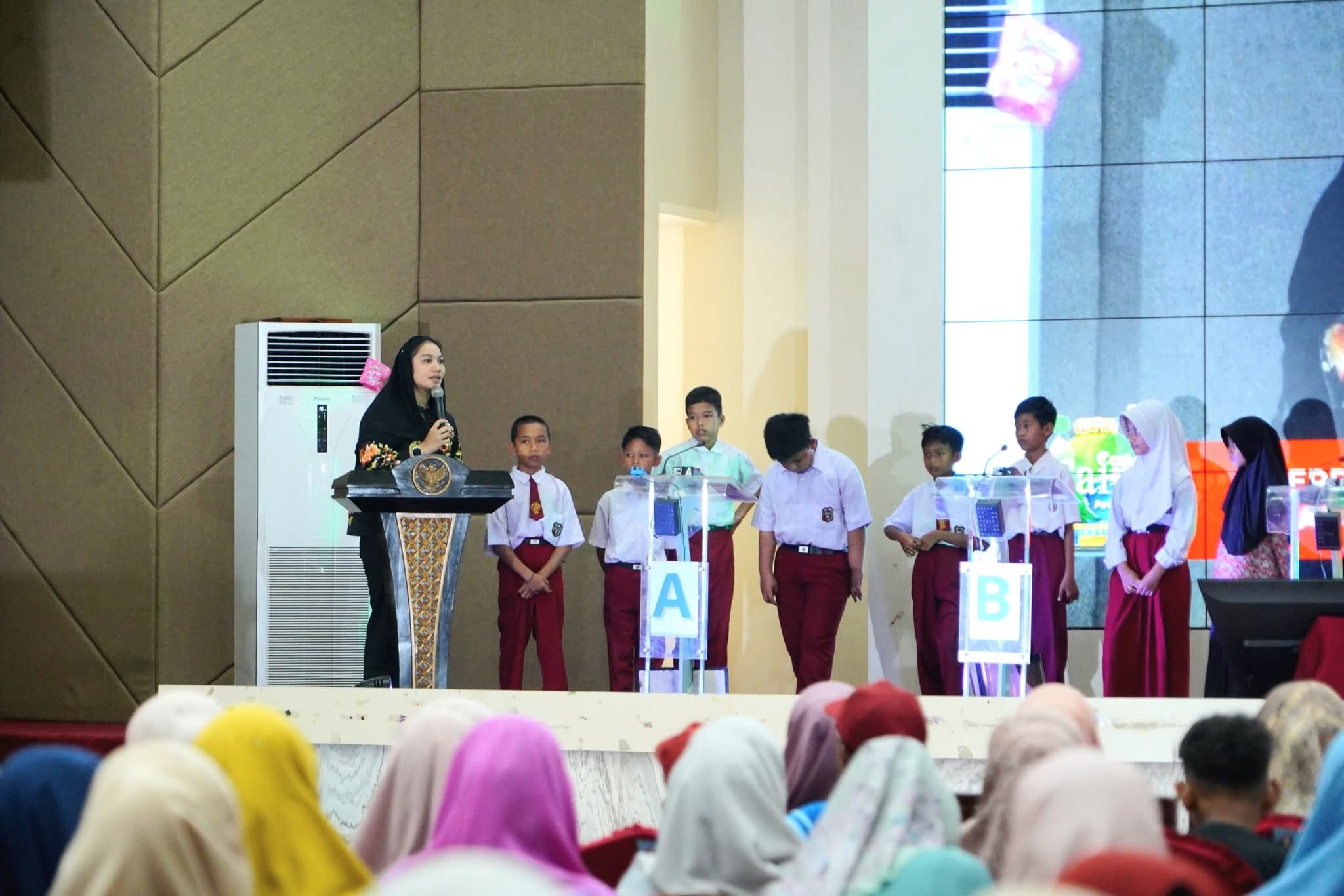 DIIKUTI PULUHAN SEKOLAH: Bupati Dharmasraya Annisa Suci Ramadhani memberikan sambutan saat membuka Lomba Cerdas Sains tingkat SD se-Kabupaten Dharmasraya di Auditorium Dharmasraya, Selasa (12/8).