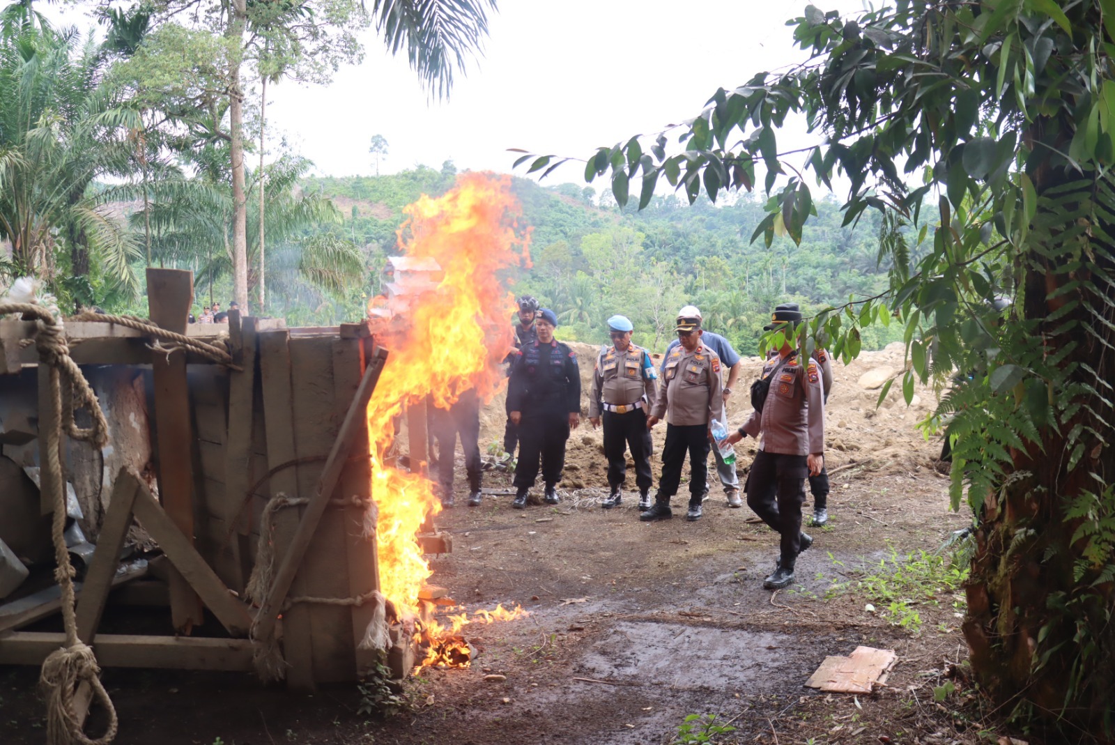 Tim gabungan Polda Sumbar dan Polres Pasaman Barat musnahkan sarana Penambangan Emas Tanpa Izin di Sungai Batang Batahan.