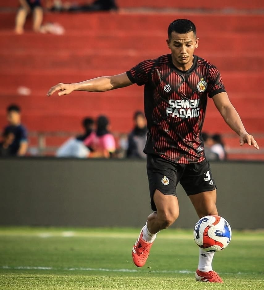 DUEL TIM TERLUKA: Bek kiri Semen Padang FC Leo Guntara bertekad tampil maksimal kontra Dewa United Banten FC pada pekan kedua BRI Super League 2025-2026 di Stadion H Agus Salim Padang, sor
