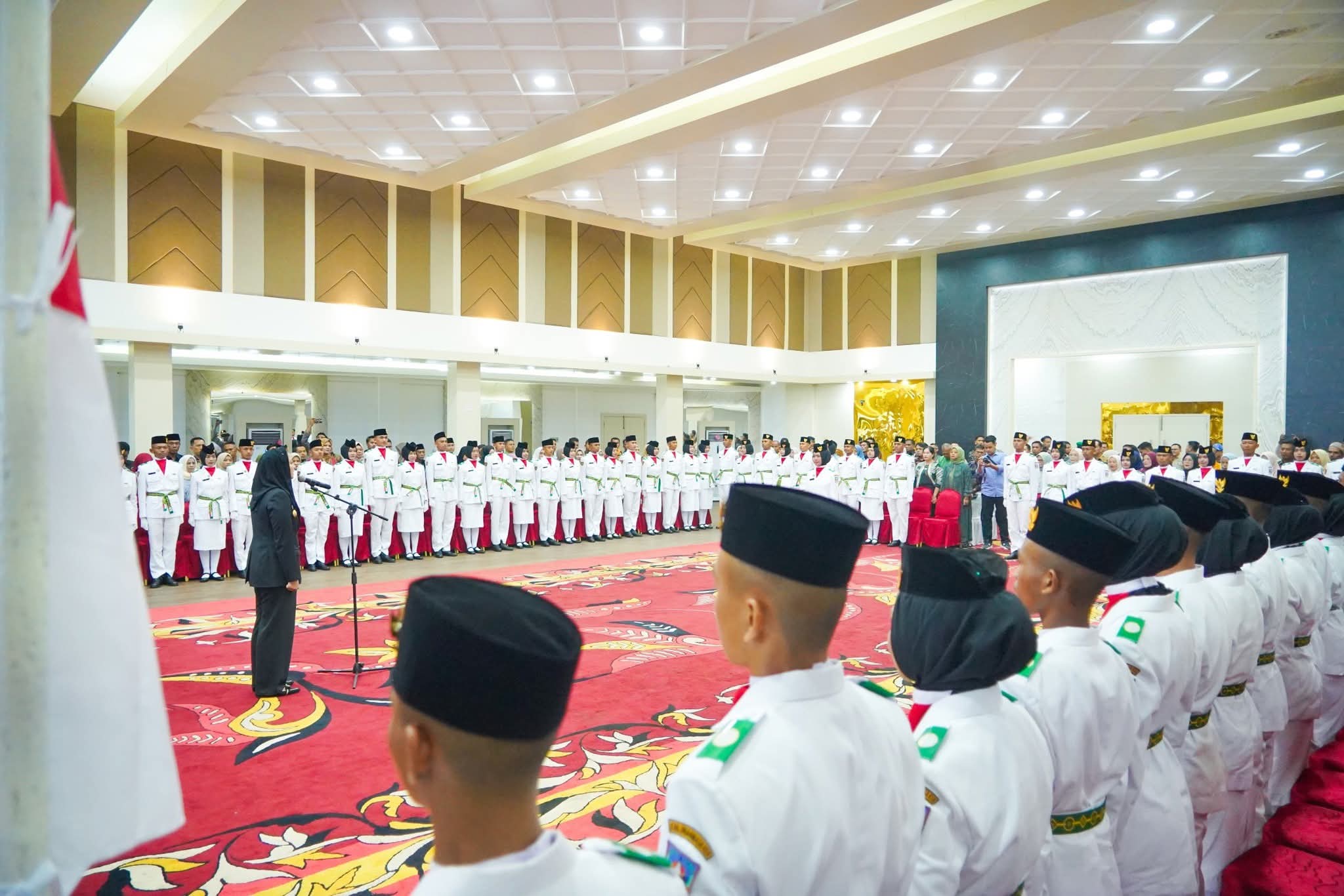 HUT KEMERDEKAAN: Bupati Dharmasraya Annisa Suci Ramadhani saat pengukuhan anggota Paskibraka Kabupaten Dharmasraya 2025, Rabu malam (13/8).