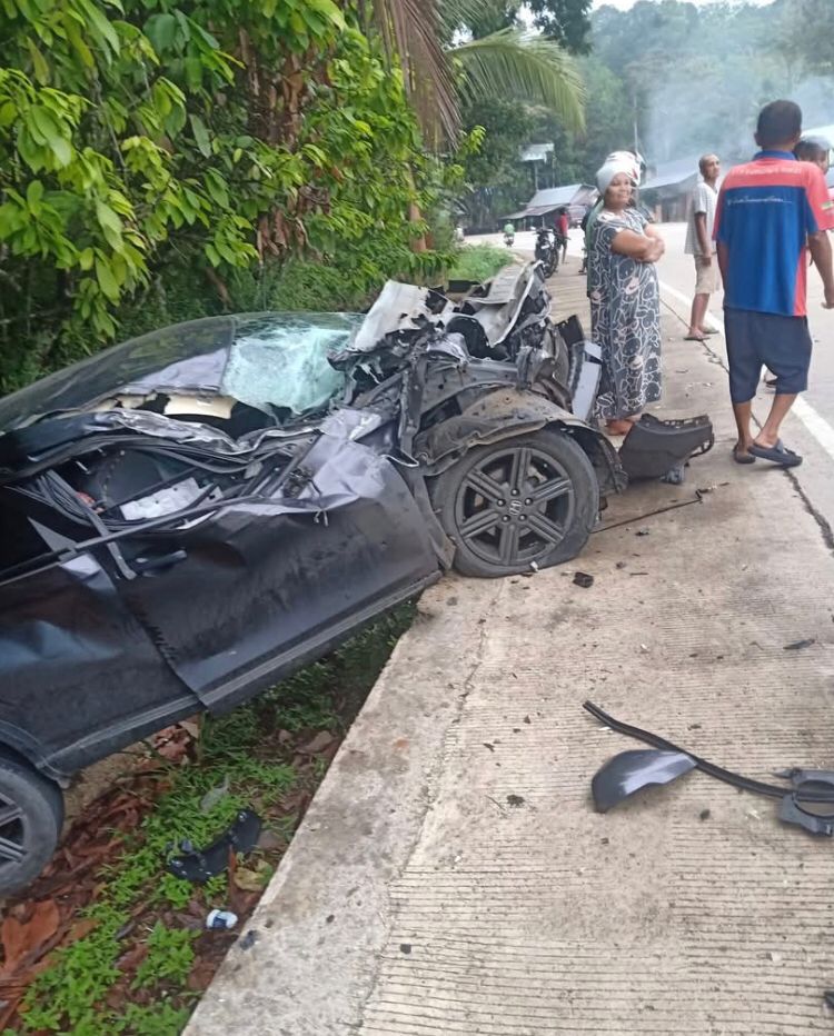 RUSAK PARAH: Minibus pelat merah milik Pemkab Dharmasraya mengalami kerusakan parah setelah bertabrakan dengan truk di Jalinsum Padang Sibusuk, Sijunjung, Kamis (14/8).