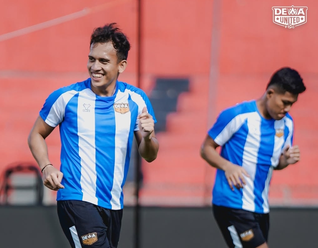 Para pemain Dewa United Banten FC latihan jelang laga pekan kedua BRI Super League 2025/2026 melawan Semen Padang FC, di Stadion Haji Agus Salim, Padang, Jumat (15/8). (Foto: IG Dewa United)
