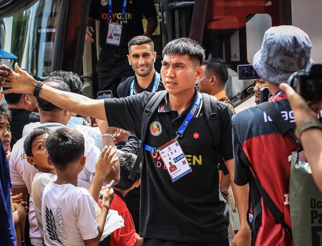 Para pemain Semen Padang FC tiba di Stadion H Agus Salim Padang, menjamu Dewa United Banten FC pada pekan kedua BRI Super League 2025/2026. (Foto: IG Semen Padang FC)