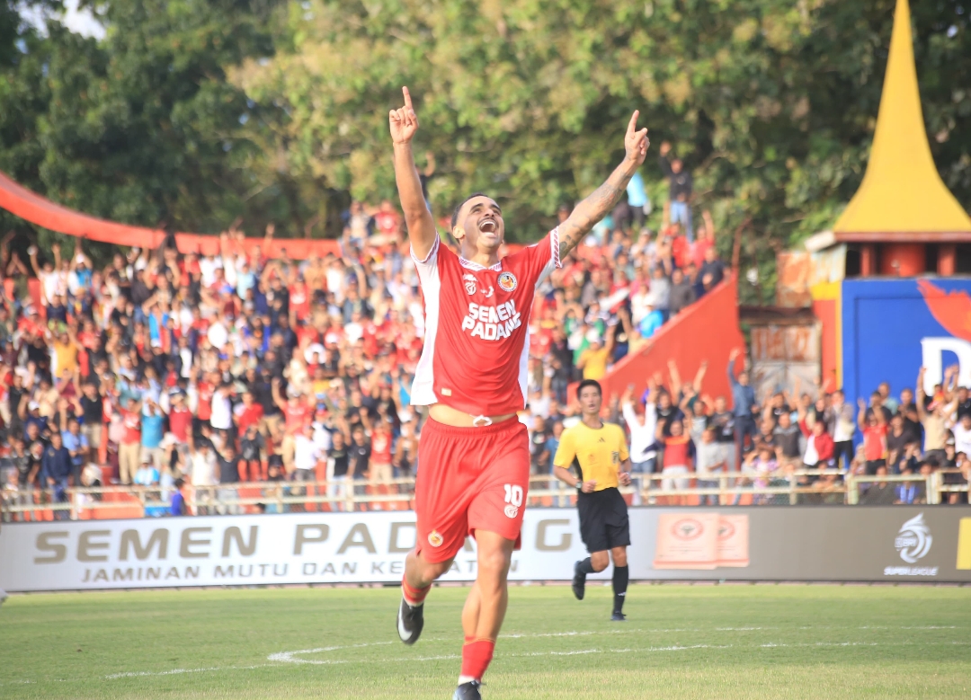 Selebrasi Bruno Gomes usai cetak gol ke gawang Dewa United dalam laga BRI Super League di Stadion GOR Agus Salim, Padang, Jumat (15/8).(Foto: Irham)