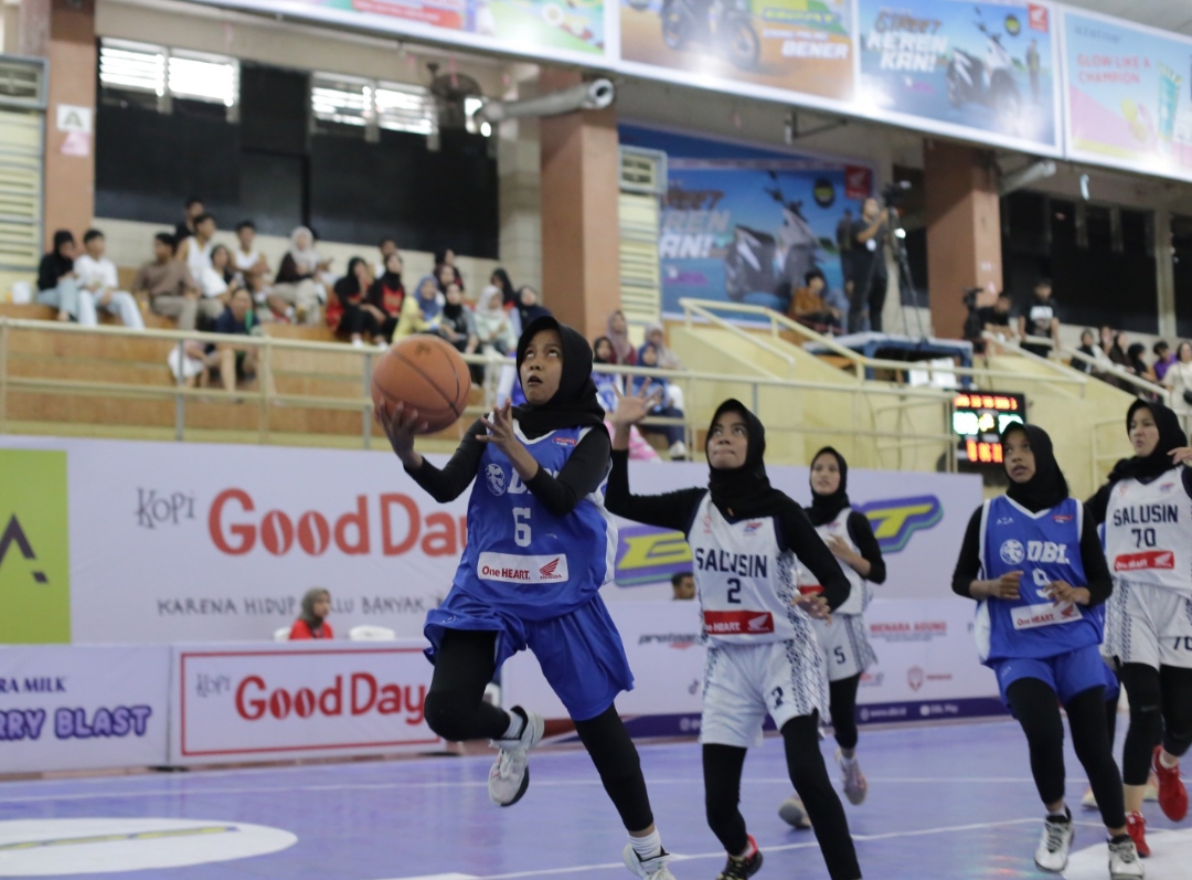 Tim putri SMAN 1 Solok berhasil menaklukkan SMAN 12 Padang dalam laga lanjutan Honda DBL With Kopi Good Day 2025 West Sumatera. (Foto: Gilang/DBL)