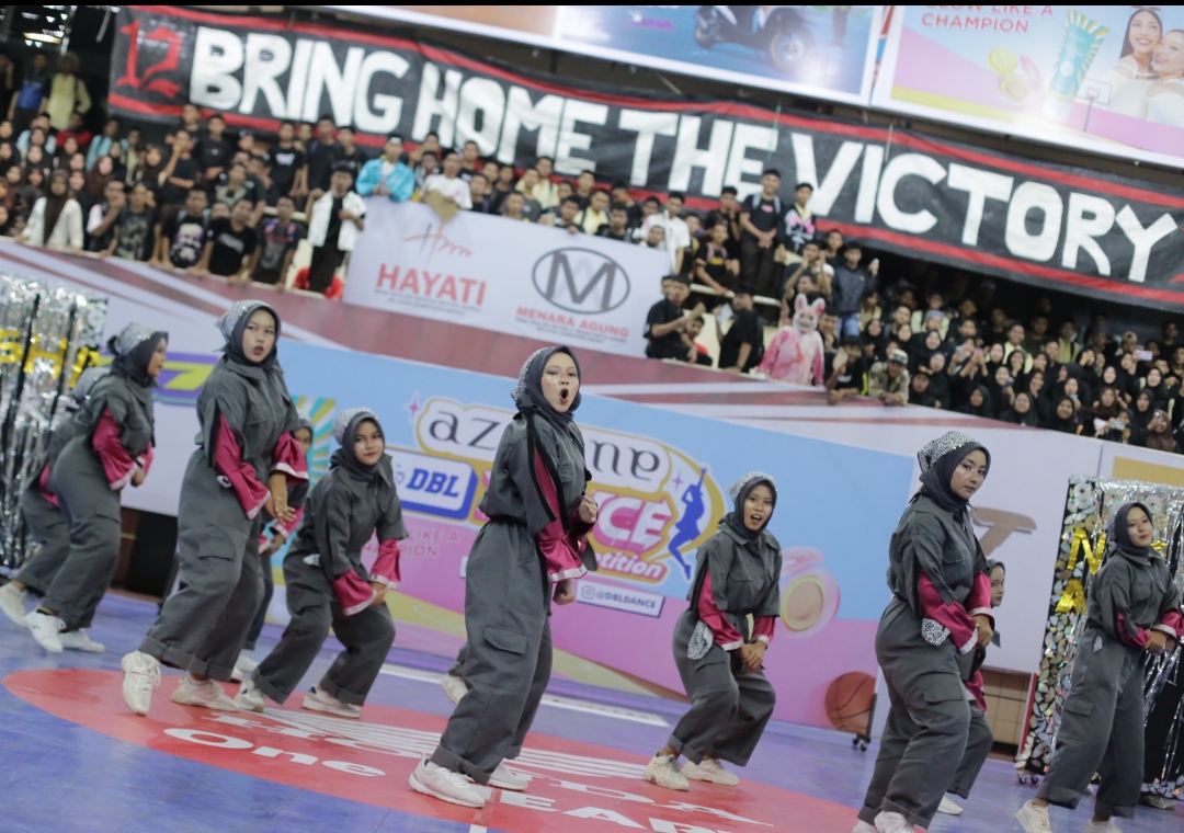 Tim dance SMA 12 Padang tunjukkan semangat dan kilau melalui tarian. (Foto: Gilang/DBL