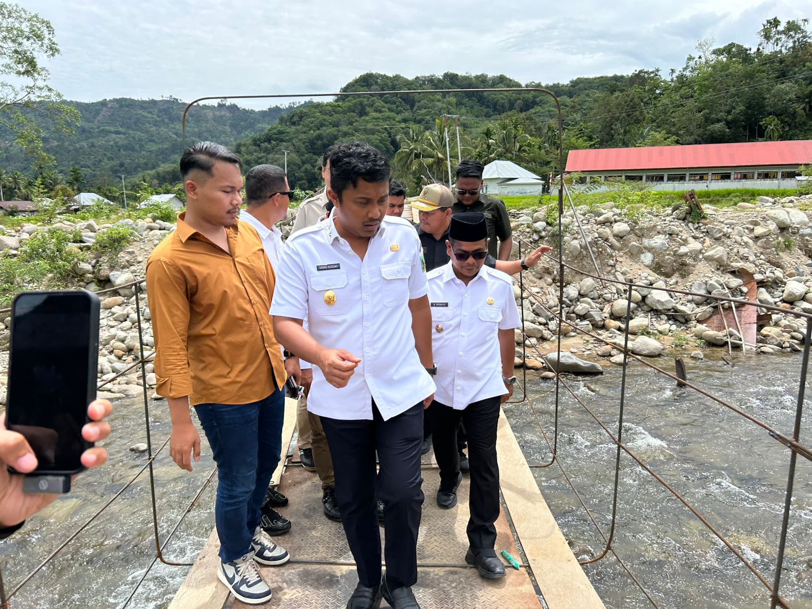 Wagub Sumbar Vasko Ruseimy tinjau jembatan goyang di Koto Rawang, Pessel.