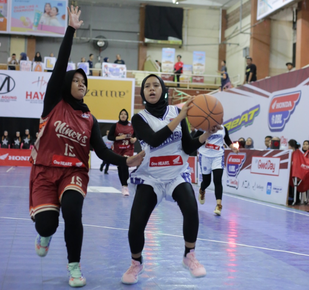 Pemain SMAN 1 Padang Putri mencoba melewati hadangan pemain SMAN 9 Padang pada laga Honda DBL with Kopi Good Day 2025 West Sumatera, Sabtu (16/8). (Foto: Gilang/DBL)