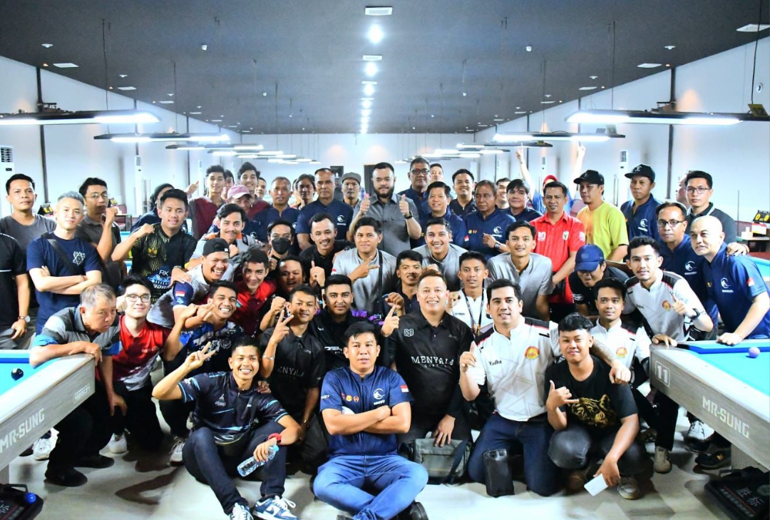Fadly Amran bersama panitia dan peserta turnamen billiard bergengsi memperebutkan Piala Bergilir Wali Kota Padang 2025. (Foto: Prokopim)