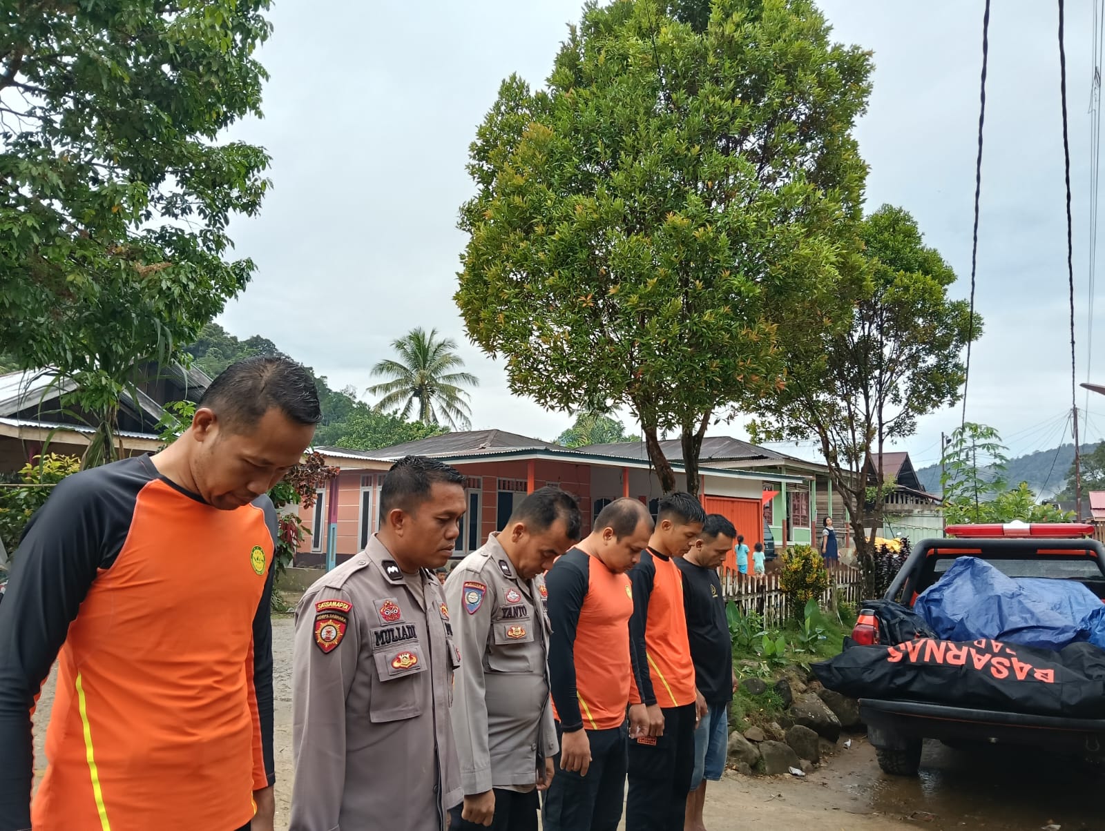 Tim SAR gabungan berdoa sebelum memulai upaya pencarian dua orang yang hanyut dan hilang setelah terseret arus di Sungai Batang Pasaman, Sabtu (16/8/2025). (Kantor SAR&nbsp;Kelas&nbsp;A&nbsp;Padang)