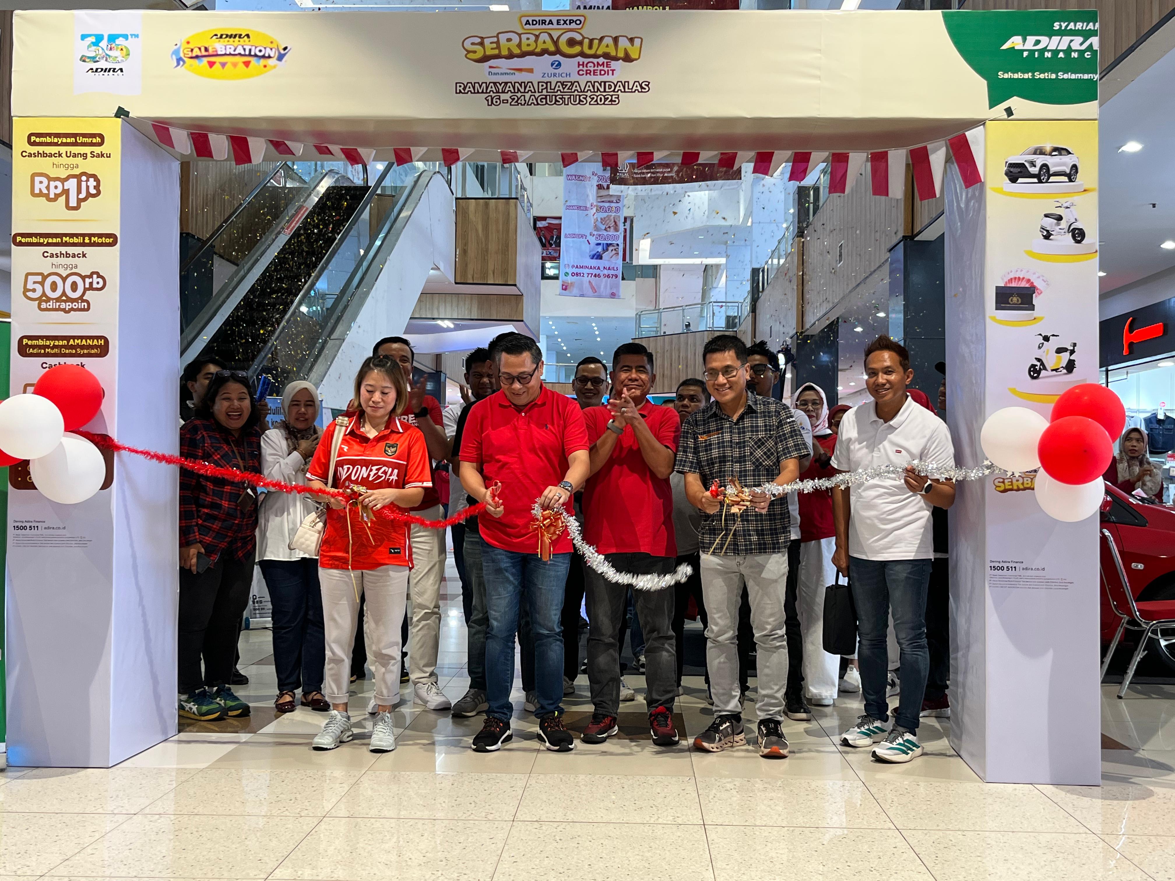 Prosesi pemotongan pita pertanda pembukaan Adira Expo di Plaza Andalas pada Sabtu (16/8/2025)