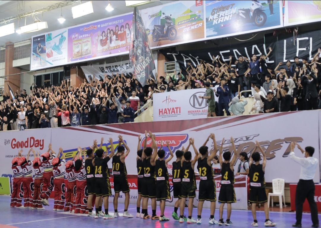 Suporter Ultras Grim Lab School bersatu di tribun GOR Prayoga, berharap meraih gelar Best Suporter dan mengharumkan nama sekolah. (Foto: Gilang DBL)