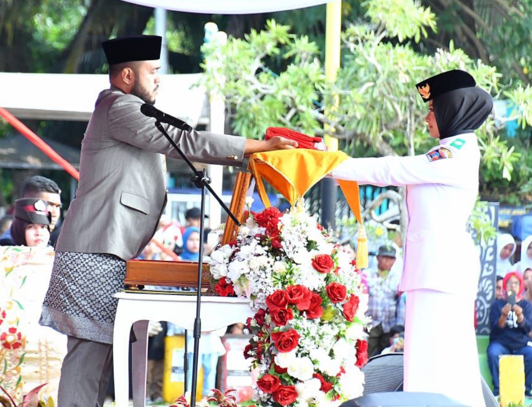 Wali Kota Padang, Fadly Amran, bertindak sebagai inspektur upacara peringatan HUT ke-80 RI. (Foto: Prokopim)