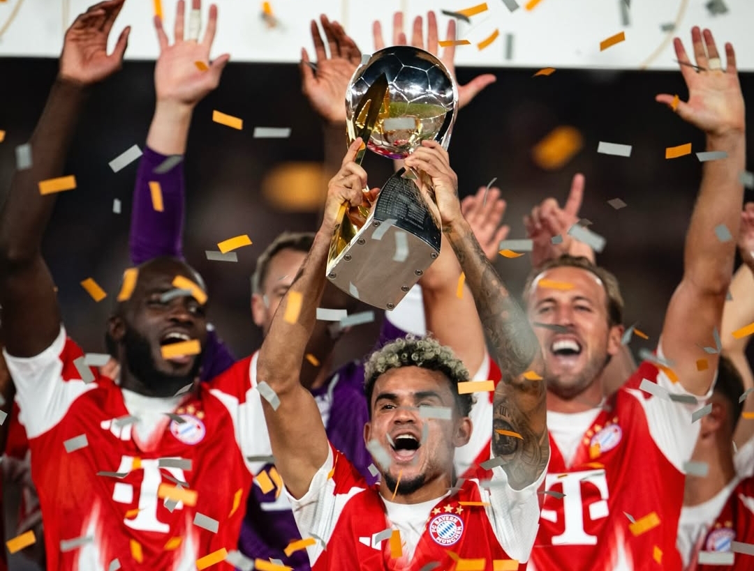 Skuad Bayern Munich merayakan keberhasilan meraih German Supercup 2025 setelah menundukkan Stuttgart 2-1.(Foto: IG @fcbayern)