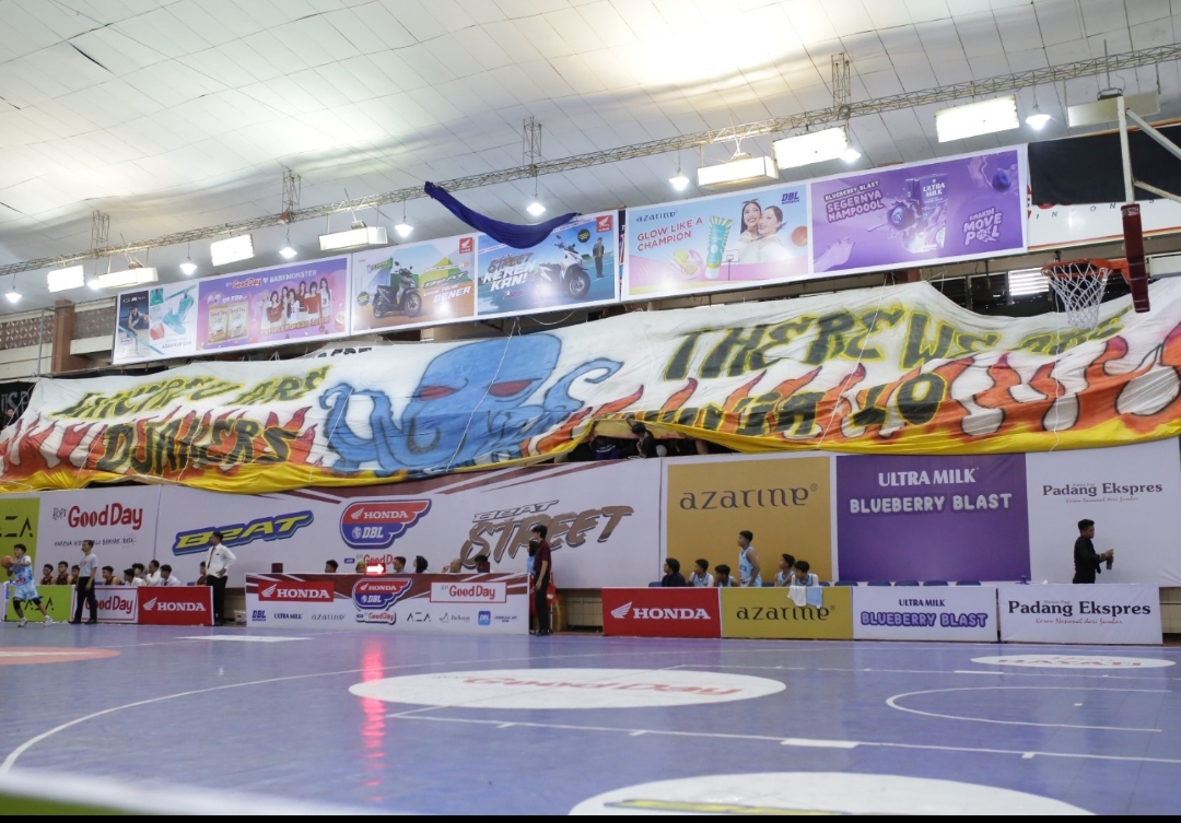 Dengan semangat yang terus menyala, Jakers Mania optimistis bisa memberikan penampilan maksimal di DBL 2025.(Foto: Gilang DBL)