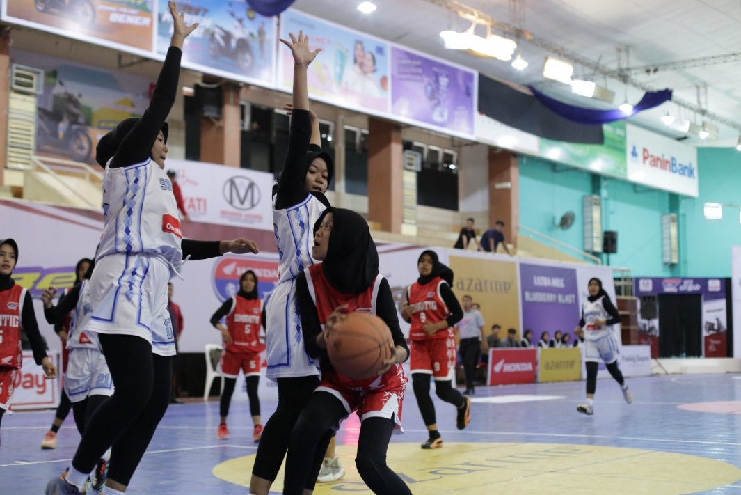 Debut cemerlang, tim putri SMAN 3 Payakumbuh sapu bersih poin kemenangan melawan SMAN 7 Padang. (Foto: Gilang/DBL)