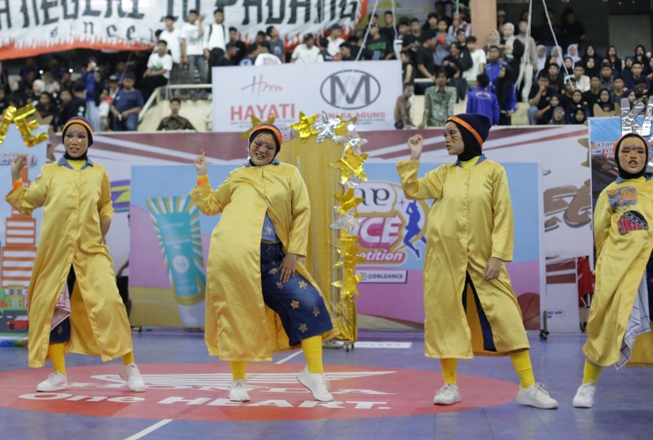 Tim dance SMA Adabiah 1 Padang tampil dengan konsep dua dunia dalam Azarine DBL Dance Competition 2025. (Foto: Gilang DBL)