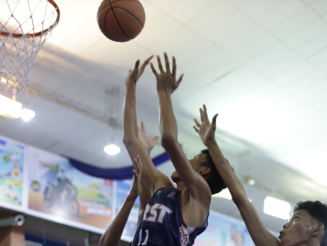 Tim putra SMAN 1 Solok melaju ke babak selanjutnya usai mengalahkan SMAN 3 Padang di hadapan pendukung tuan rumah. (Foto: Gilang/DBL)