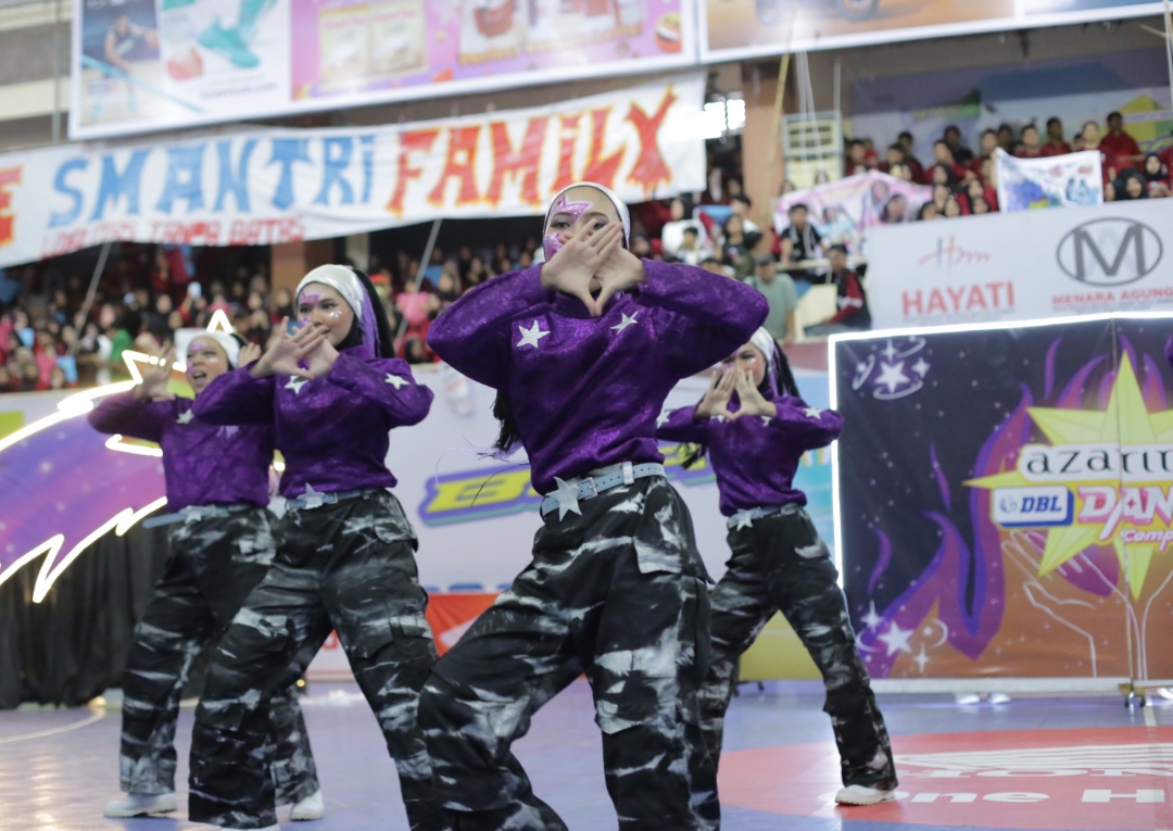 Tim Dance SMAN 3 Padang tampil penuh semangat dengan tema perjuangan jiwa muda di ajang Azarine DBL Dance Competition 2025. (Foto: Gilang DBL)