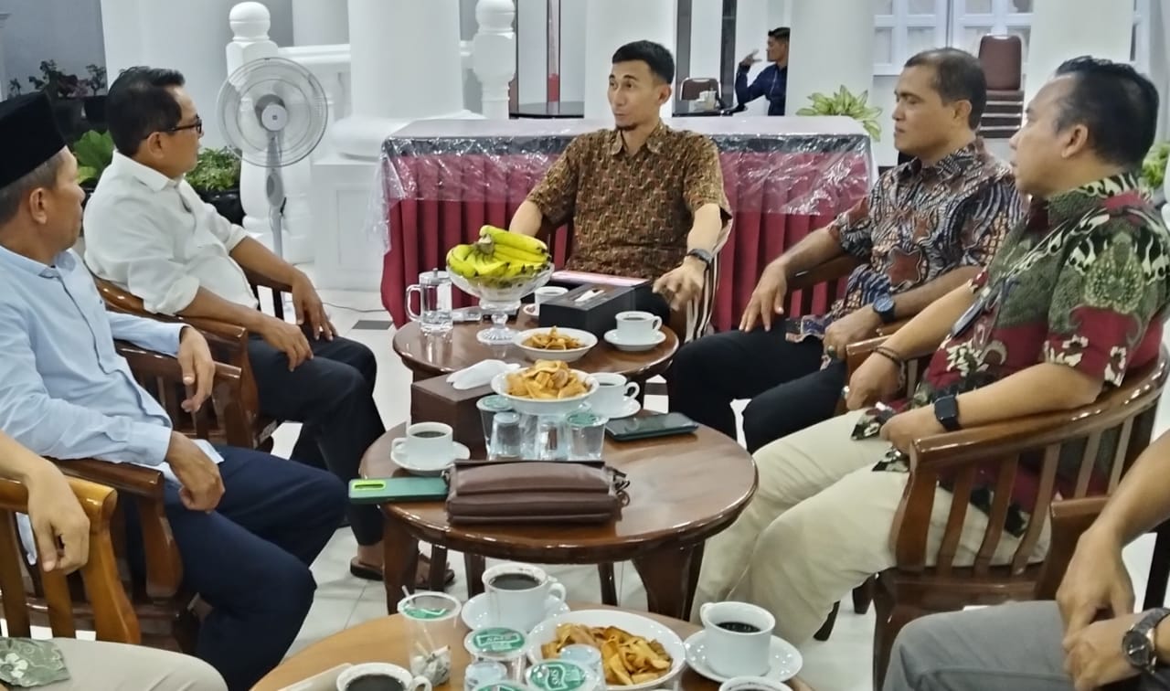 Rombongan Kepala Unit Komunikasi & Kesekretariatan PT Semen Padang, Ilham Akbar, saat bertamu ke rumah dinas Bupati Padangpariaman, Jumat (15/8/2025) malam.