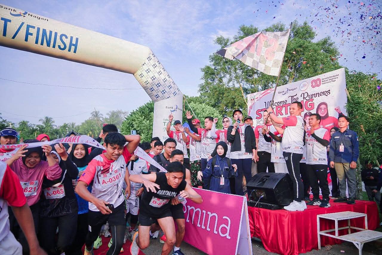 SEMARAK: Bupati Dharmasraya Annisa Suci Ramadhani melepas peserta Dharmasraya 5K Fun Run 2025 di RTH Simpang Silago, Sabtu (16/8).