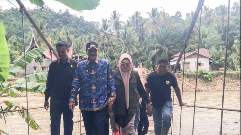 USULAN DITERIMA: Bupati Pesisir Selatan, Hendrajoni, bersama Anggota Komisi VIII DPR RI, Lisda Hendrajoni, saat meninjau kondisi Jembatan Gantung Pelangai Gadang di Ranah Pesisir, yang rusak.