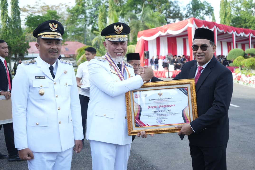Gubernur Sumbar Mahyeldi serahkan penghargaan HUT ke-80 RI kepada Thabrani atas kontribusinya bagi pembangunan daerah.
