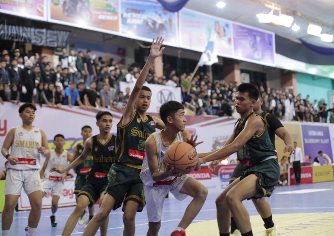 Pemain SMAN 9 Padang beraksi saat melawan SMAN 12 Padang. Kemenangan 32-22 mengantarkan mereka lolos ke babak berikutnya Honda DBL 2025. (Foto: Gilang/DBL)