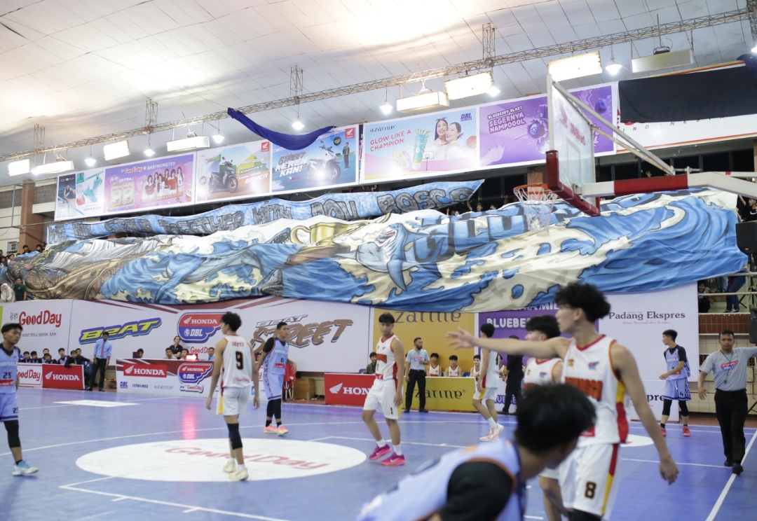 DB Mania, suporter SMA Don Bosco Padang, mengusung tema bajak laut untuk menarik perhatian di tribun GOR Prayoga. (Foto: Gilang DBL)