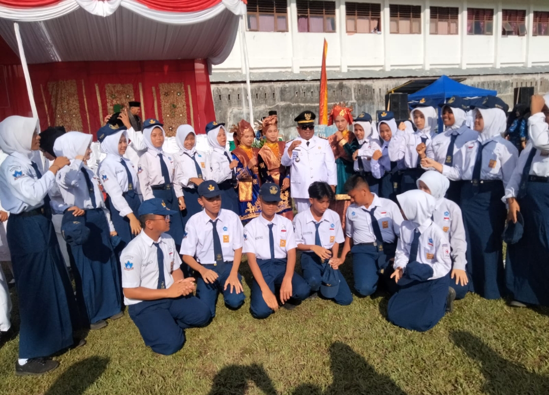 Puluhan pelajar SMP di bersama Camat Nanggalo Amrizal usai tampilkan tari kolosal di Lapangan Bola Lapai, Minggu (17/8/2025).(Foto: Endang)