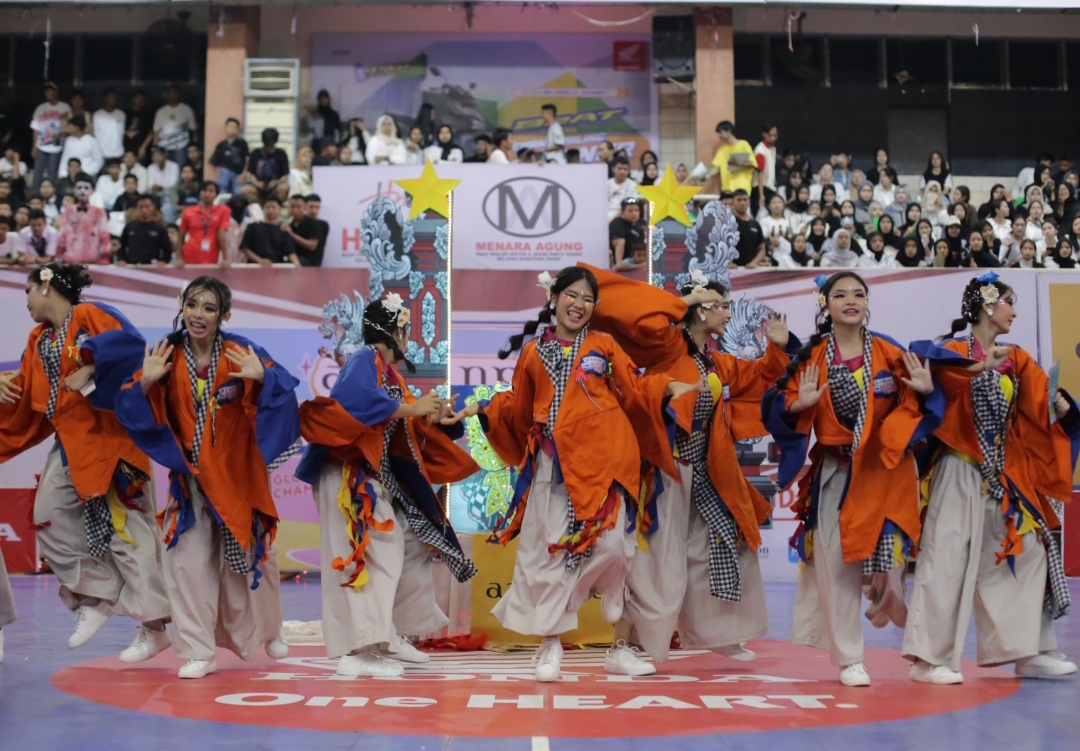 Usung tema Wira Dewari, tim dance pendamping putri SMA Don Bosco Padang berikan penampilan memukau. (Foto: Gilang/DBL)