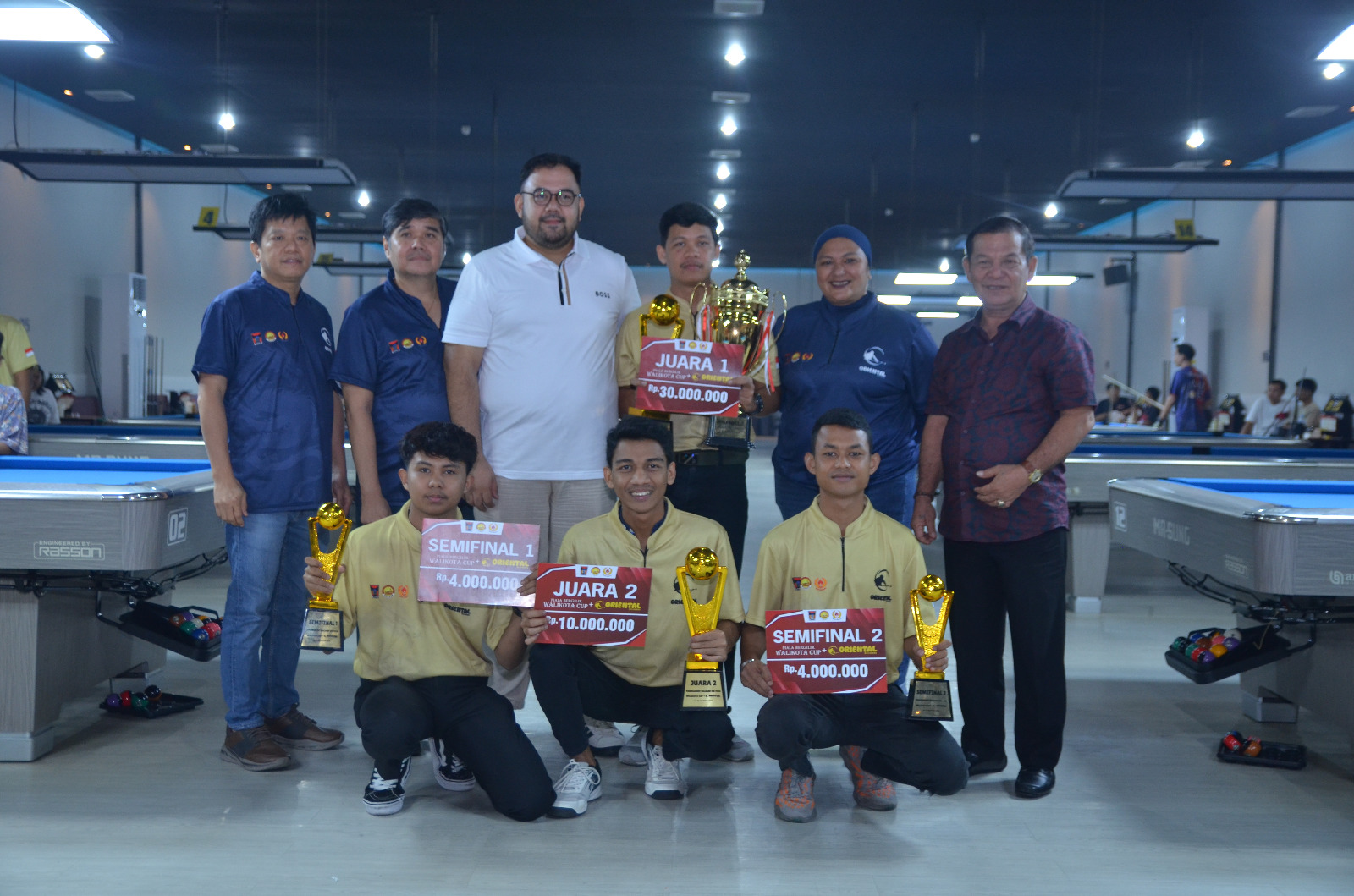 Ketua POBSI Sumbar Irfan Amran, Bersama para pemenang Turnamen Biliar Oriental Billiards &ndash; Piala Bergilir Wali Kota Cup 2025 yang digelar pada 16&ndash;17 Agustus 2025 di Kota Padang.