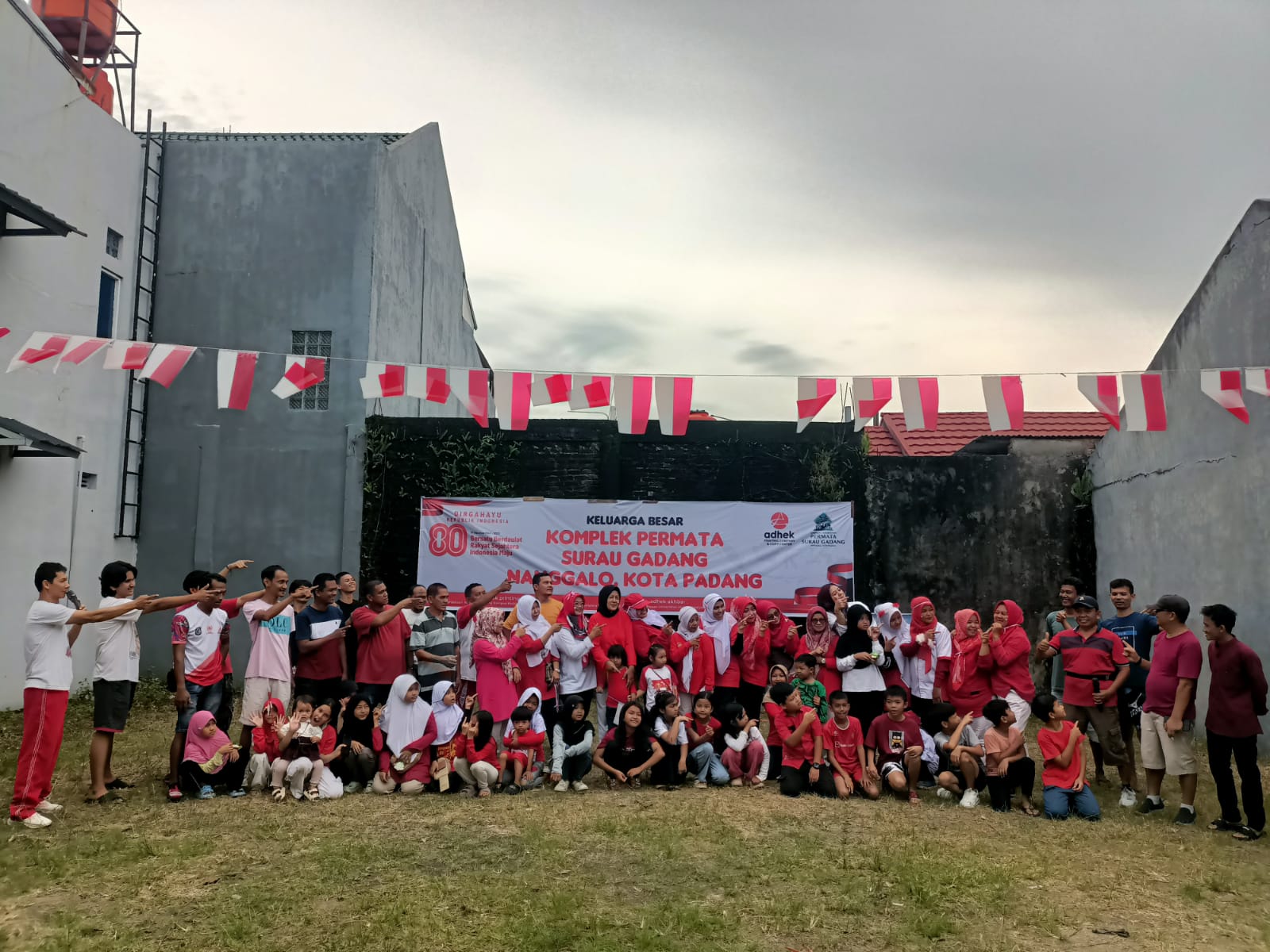 Warga Kompleks Permata Surau Gadang (PSG) foto bersama dulu sebelum memulai aktivitas memeriahkan HUT ke-80 RI yang didahului senam dan sarapan pagi bersama, Senin (18/8/2025).