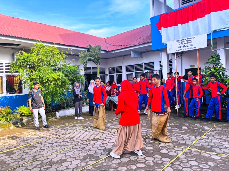 BERSAING: Siswa SMP Negeri 39 Padang terlihat sedang ambil bagian dalam pacu karung yang dilaksanakan di lingkungan sekolah mereka.