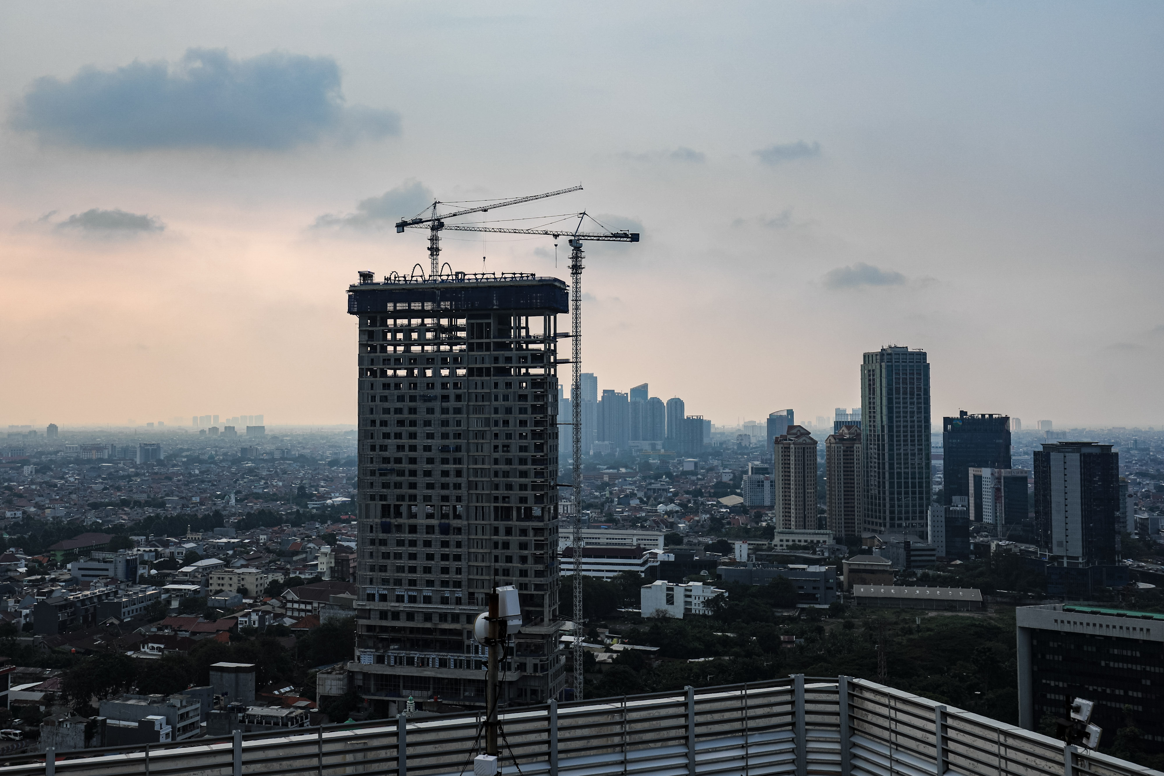 KEBIJAKAN EKSPANSIF: Aktivitas pengerjaan gedung bertingkat terlihat dari kawasan Senayan, Jakarta.