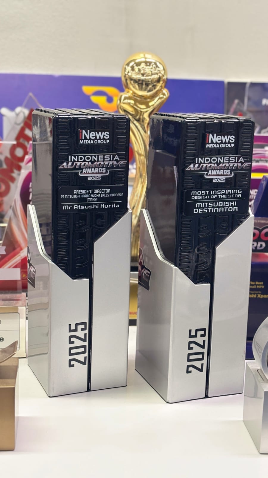 MMKSI raih dua penghargaan bergengsi di Indonesia Automotive Awards 2025 melalui Mitsubishi Destinator dan Presiden Direktur Atsushi Kurita.