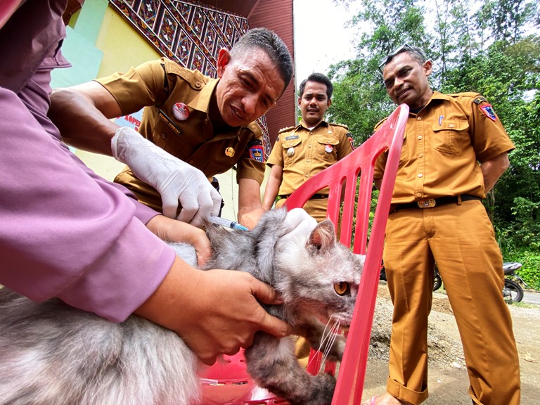 PENCEGAHAN: Petugas dari UPTD Puskeswan Dinas Pertanian Kota Payakumbuh saat memberikan vaksin rabies kepada salah satu hewan peliharaan warga di Kantor Lurah Parambahan, Kecamatan Latina Payakumbuh.