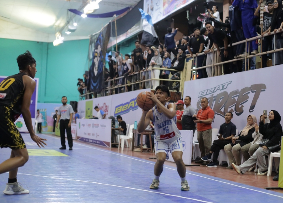 SMAN 7 Padang menang 29-17 atas SMA Pembangunan Laboratorium UNP pada laga Honda DBL With Kopi Good Day 2025 West Sumatera. (Foto: GILANG/DBL)