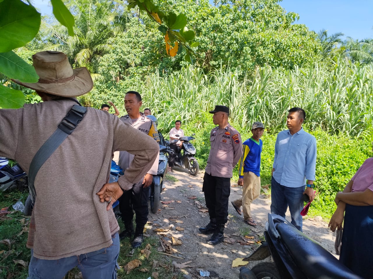 PENOLAKAN: Warga Kapundung Bawah bersama aparat kepolisian menghadang alat berat milik perusahaan tambang yang hendak memasuki lokasi rencana galian C di tepi Sungai Batang Timah, Nagari Bandua Balai.