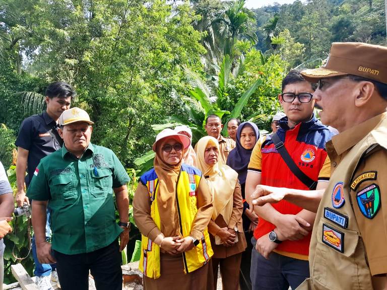 CEK LAPANGAN: Bupati Pessel, Hendrajoni bersama Tim teknis BNPB, Ketua DPRD Pessel, Darmansyah, dan para pejabat eselon II dan III lainnya ketika melakukan kunjungan ke Kampung Tanjung, Pessel.