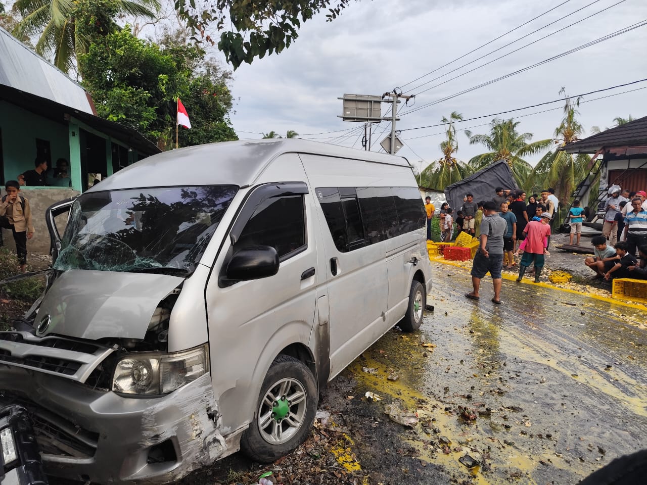 Kecelakaan beruntun terjadi di Batipuh Tanahdatar melibatkan truk Hino, Hiace, dan Colt Diesel. Diduga akibat rem blong, ketiga kendaraan alami kerusakan.