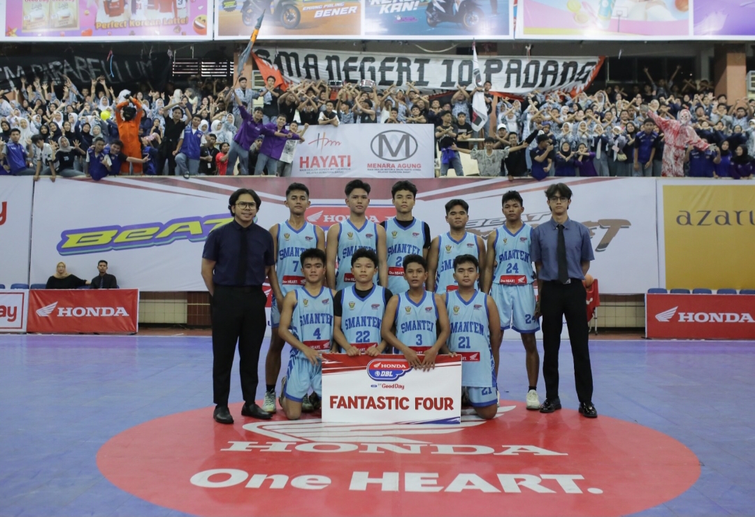 Tim putra SMAN 10 Padang memastikan kemenangan atas SMAN 9 Padang dan melangkah ke Fantastic Four Honda DBL With Kopi Good Day 2025 West Sumatra. (Foto: Gilang/DBL)