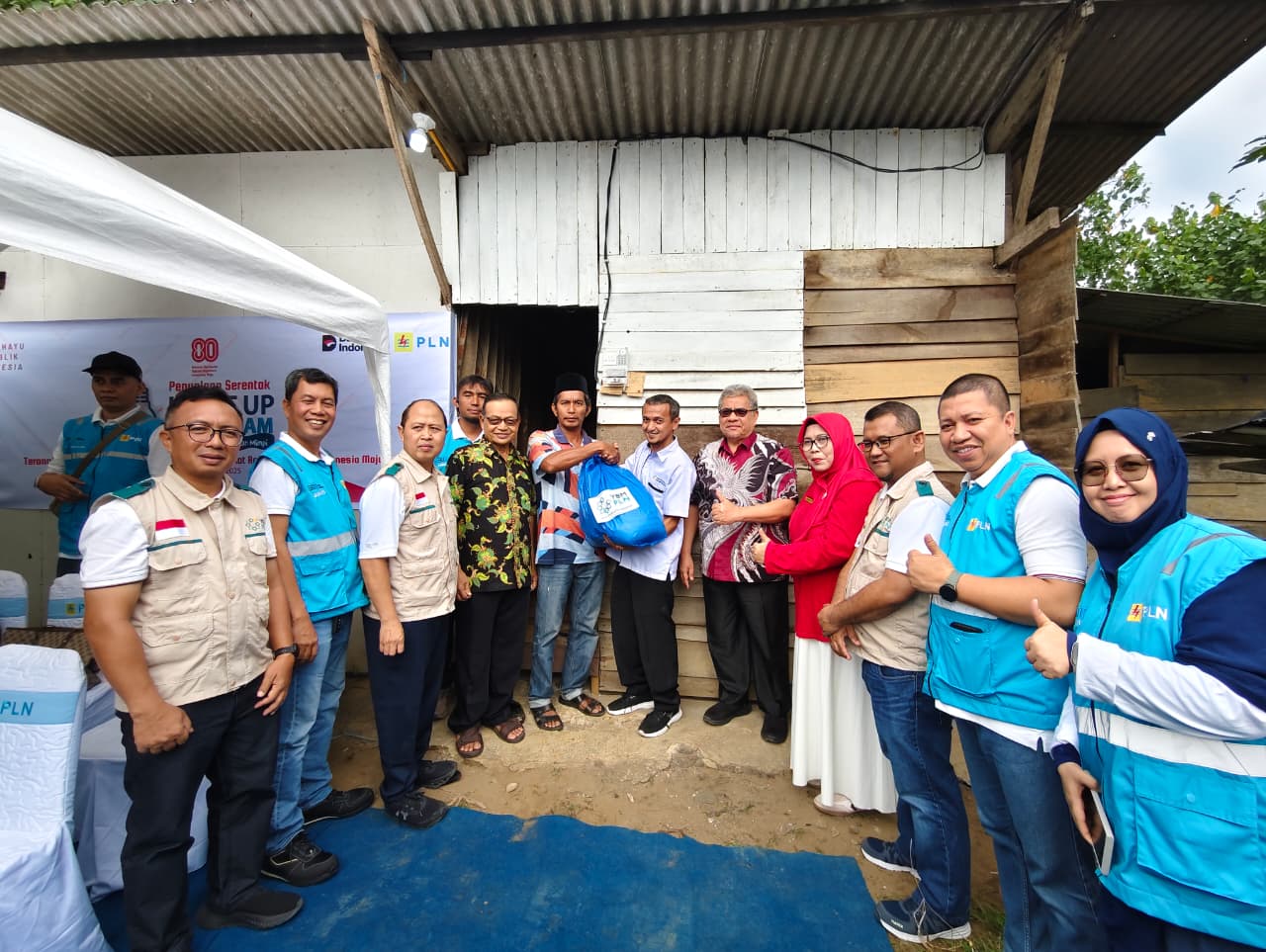 PLN gelar Light Up The Dream 2025 serentak nasional, 121 keluarga di Sumbar nikmati listrik baru, wujud nyata pemerataan energi untuk kesejahteraan masyarakat.