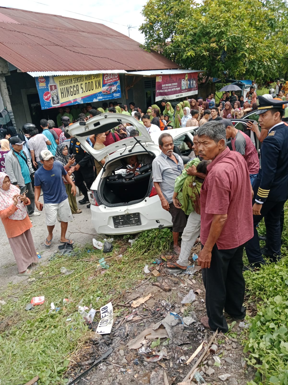 Kecelakaan kereta api di Padang menewaskan 2 siswi SMA, Kamis (21/8/2025). Minibus yang mereka tumpangi ditabrak kereta jurusan Bandara di perlintasan Jati Koto Panjang. (Polsek Padang Timur)