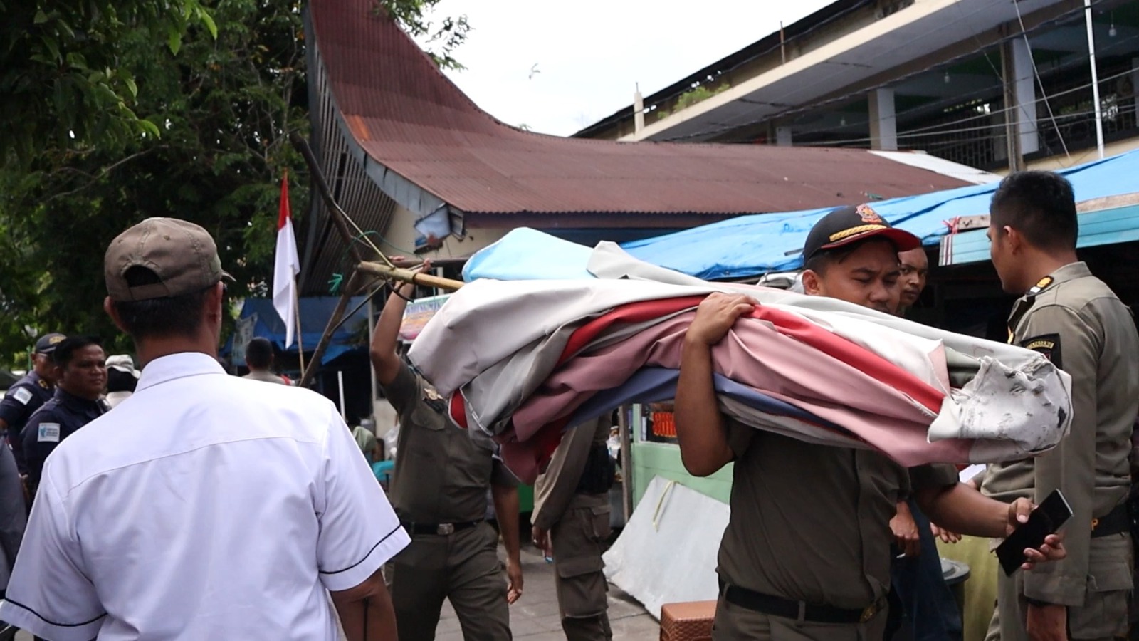 Satpol PP Kota Padang menertibkan PKL di Pasar Raya dan Sandang Pangan, Kamis (21/8/2025).