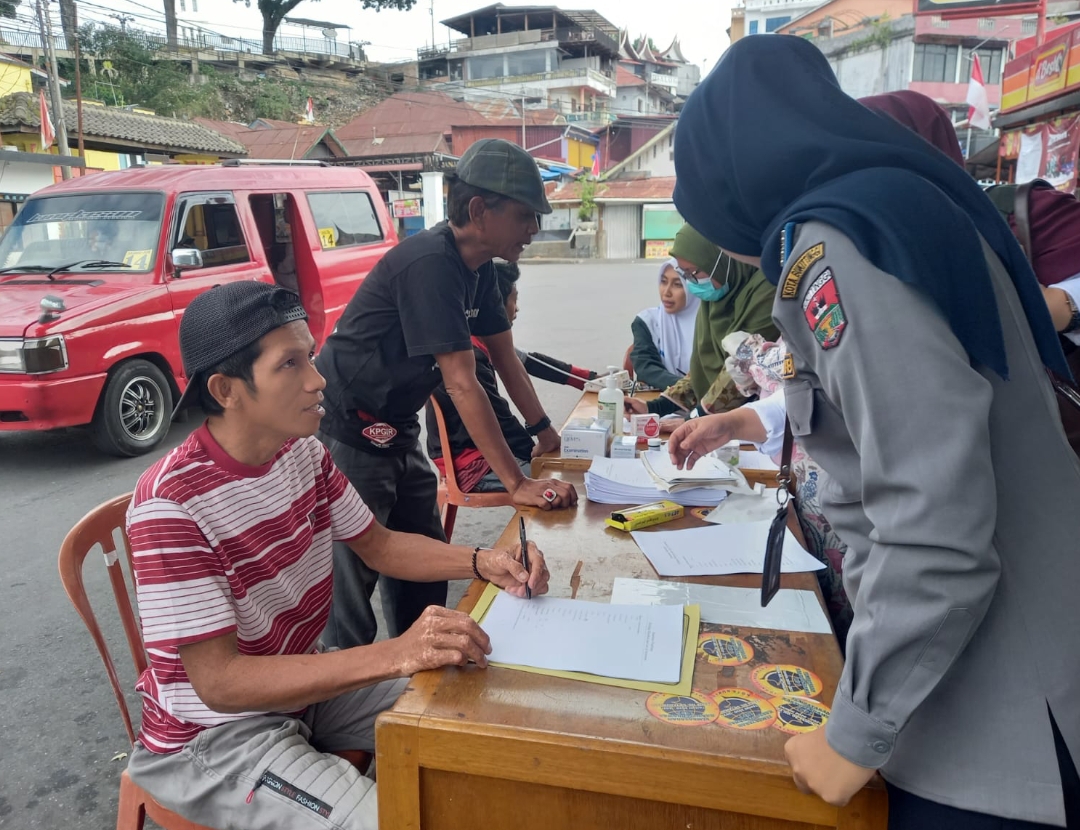 Kegiatan skrining kesehatan sopir angkot di Bukittinggi. (Foto: Satgas KTR)